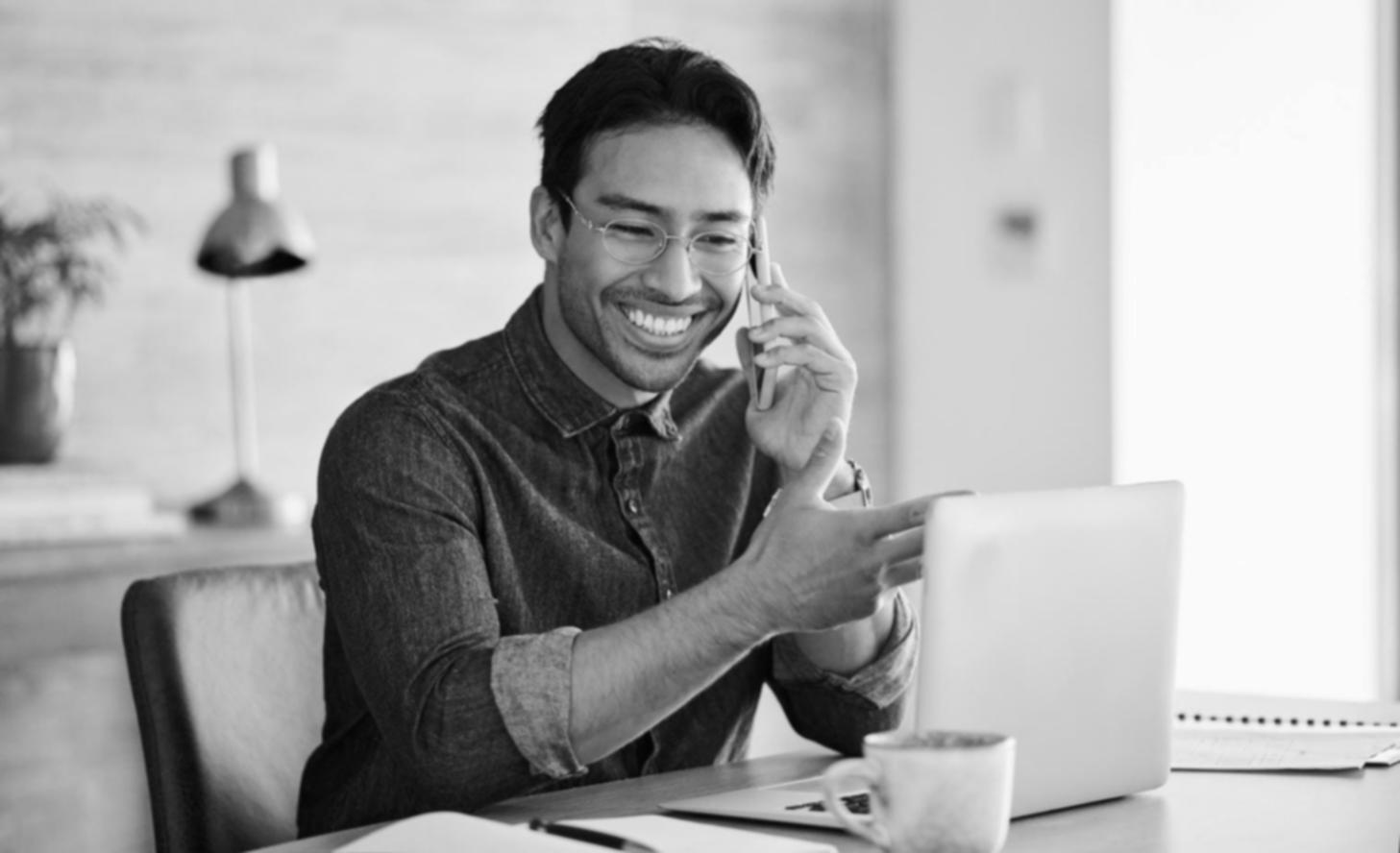 Espace de travail organisé avec documents financiers et outils de planification